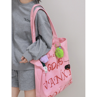 韩国慵懒大容量包包女粉色涂鸦字母帆布袋，学生通勤斜挎单肩帆布包
