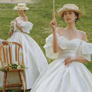 影楼主题婚纱2022白色缎面抹胸法式复古户外森系情侣摄影拍照服装