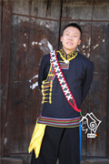 凉山彝族服装男上衣黑色，阿都款少数民族，传统服装摄影潮春秋