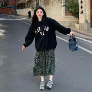 大码胖妹妹韩版时尚套装，早秋长袖字母卫衣，+碎花半身裙两件套