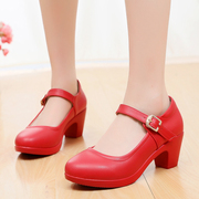 红色圆头浅口中跟单鞋，中老年皮鞋走秀旗袍，鞋舒适演出鞋粗跟女鞋