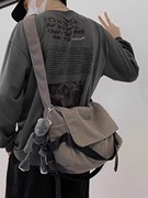 韩版工装斜挎包男女生通用休闲大容量通勤单肩男包简约学生斜肩包