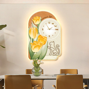 适宜家用餐厅装饰画轻奢高级感客厅，画发光画大气饭厅钟表壁灯餐桌