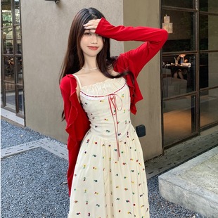 丸子少女大码女装复古纯欲风，吊带碎花气质设计感连衣裙+红色开衫