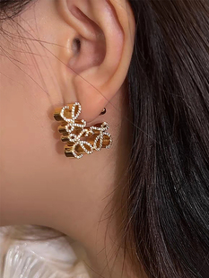 欧美轻奢飞方块月饼抽象方形，镶钻镂空耳钉，银针耳环女气质独特耳饰