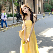 多巴胺黄色连衣裙吊带连衣裙女2024夏季修身气质度假风小个子长裙