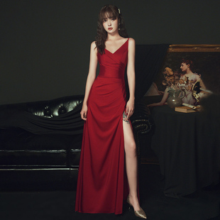 红色晚礼服2024吊带宴会高端大气，优雅性感长款新娘敬酒服气质