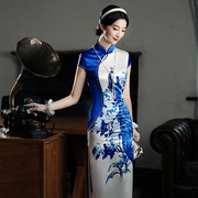 加长版青花瓷旗袍年轻款，复古中国风新式宴会走秀高级感连衣裙优雅