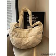 香港今年流行羽绒包包女包2024月牙饺子包女斜挎包大容量