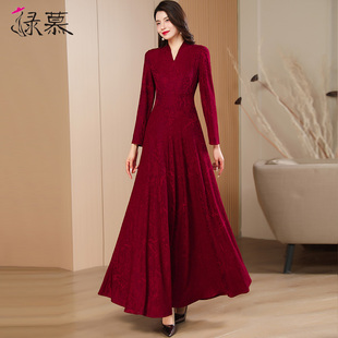 酒红色连衣裙高级感2024春装，长袖高端气质修身显瘦超长裙