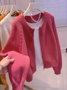 玫红色短款毛衣外套女秋冬今年流行漂亮上衣，宽松慵懒拉链针织开衫