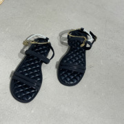 韩版2023夏季金属色脚环链条，一字带平底凉鞋，女露趾罗马凉拖女