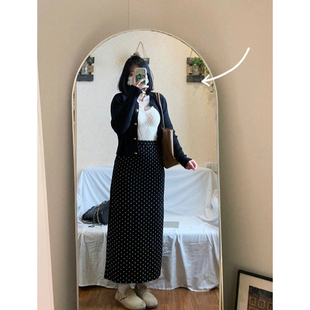 微胖女生韩系温柔风套装春季黑色针织开衫，搭配波点半身裙流行套装