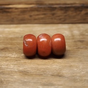 西藏百年柿子红老南红鼓珠珠三枚 皮壳包浆莹润 老伤微裂 好价