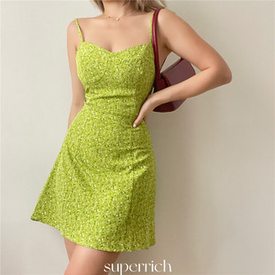 sup法式清新显白肩部系带绿色，印花吊带连衣裙夏收腰显瘦a字裙短裙