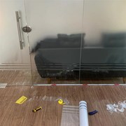 上海办公室贴玻璃膜隔热膜工人师傅上F门贴磨砂膜窗户淋浴房防爆