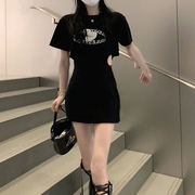黑色连衣裙女夏2024年辣妹风设计感小心机露腰爱心印花T恤裙
