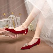 尖头粗跟结婚鞋子2023年新秋冬款中式秀禾敬酒服酒红色新娘婚鞋女