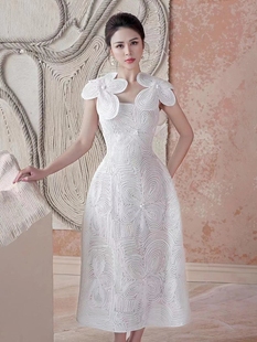 法式高级感蕾丝连衣裙越南设计师秋气质，花瓣袖立体花朵小白裙
