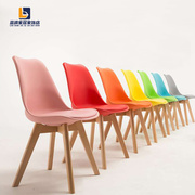 北欧创意餐椅休闲塑料办公椅，彩色伊姆斯实木，软包椅设计师椅洽谈椅