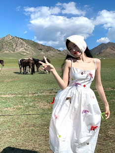 云南新疆旅游拍照裙白色碎花仙女宽松连衣裙高级感海边度假吊带裙