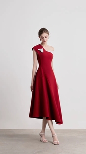 越南设计师小众气质，斜肩撞色红色结婚小礼服女年会宴会显瘦连衣裙