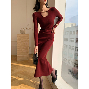 wangxo酒红色设计感镂空羊毛，针织连衣裙女2024春季内搭长裙子