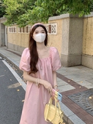 甜美粉色方领泡泡袖连衣裙，女夏季2023韩版中长款系带宽松裙子