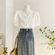 白色刺绣花边v领泡泡袖衬衫，女夏短袖设计感气质韩系上衣洋气小衫