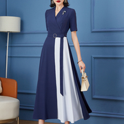蓝色拼接连衣裙女2024年夏季洋气气质，时尚减龄高级感v领大摆裙子