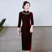 高贵中年妈妈装喜婆婆，金丝绒连衣裙秋冬中长款圆领礼服女