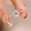 莫桑石戒指(石戒指)一克拉圆包款女戒指仿真钻戒纯银，镶嵌婚戒情侣对戒礼物
