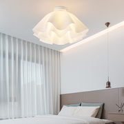 卧室吊灯北欧现代简约儿童房间吸顶灯温馨奶油，风花瓣花朵房间灯具
