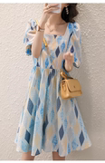 女装衣依阿玛施2024夏时尚法式泡泡袖方领蓝色菱格印花连衣裙