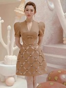 越南小众V领棕色立体镂空泡泡短袖珍珠扣修身显瘦减龄连衣裙短裙