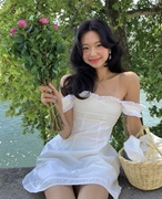 韩国博主同款白色，浪漫甜美一字，肩蕾丝度假风修身连衣裙