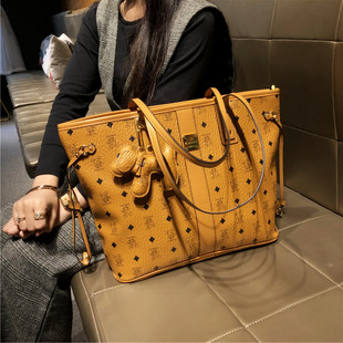 香港品牌包包女2024大容量，高级手提包真皮通勤流行单肩托特包