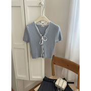 法式灰色系带v领针织短袖t恤女夏气质(夏气质，)设计感小众冰丝短款正肩上衣