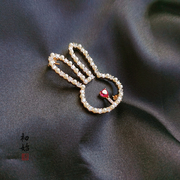 日系可爱兔子胸针女高档西装珍珠，别针配饰外套，大衣女简约气质水钻