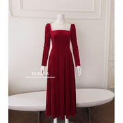红色长款方领泡泡袖气质优雅时尚简洁新娘敬酒服金丝绒连衣裙