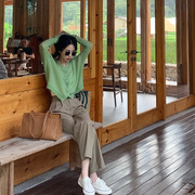 绿色长袖v领针织衫，女2023秋季设计感条纹单排扣开衫