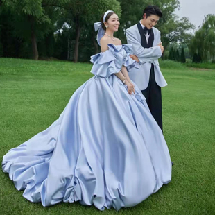 一字肩蓝色在逃公主，风主题婚纱影楼服装情侣，外景拍照摄影拖尾礼服