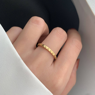 欧美日韩版时尚气质小众凸小圆形，钛钢镀18k金细款食指中指戒指女