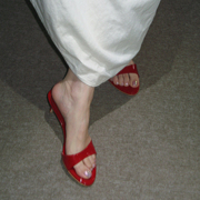 高跟鞋24夏尖头(夏尖头)露趾细跟一字带拖鞋，外穿时尚百搭显白红色凉鞋