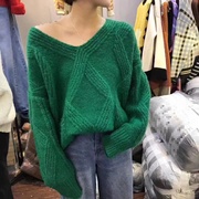 韩版慵懒风V领绿色毛衣女2023年秋冬宽松针织衫短款套头上衣