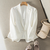 细节体现品质精致拼蕾丝袖口，简约白色通勤短款修身西装外套女夏