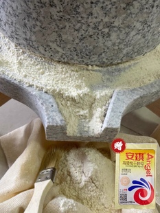 新鲜石磨现磨面粉手工中筋农家，自磨天然无添加剂全麦小麦面粉3斤