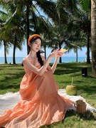 度假风橘黄色吊带连衣裙 沙滩拍照露背长裙海边战裙夏