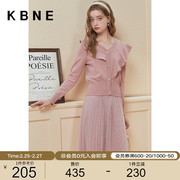 粉色v领连衣裙套装，女kbne2023年秋冬时尚，设计感木耳边针织衫