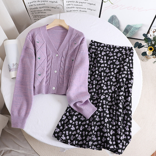 影系!紫色毛衣温柔慵懒风，v领针织开衫+高腰，碎花雪纺半身裙套装女